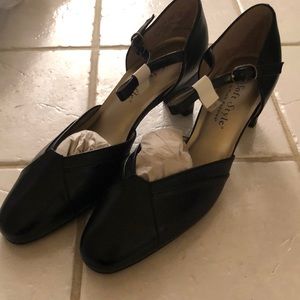 Soft Style Black Smooth Shoes 7.5